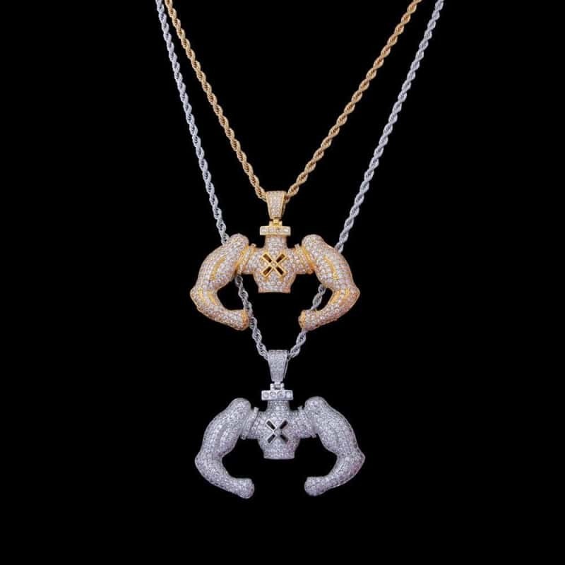 COLLIER FITNESS - CULTURISTE POSING PECTORAUX